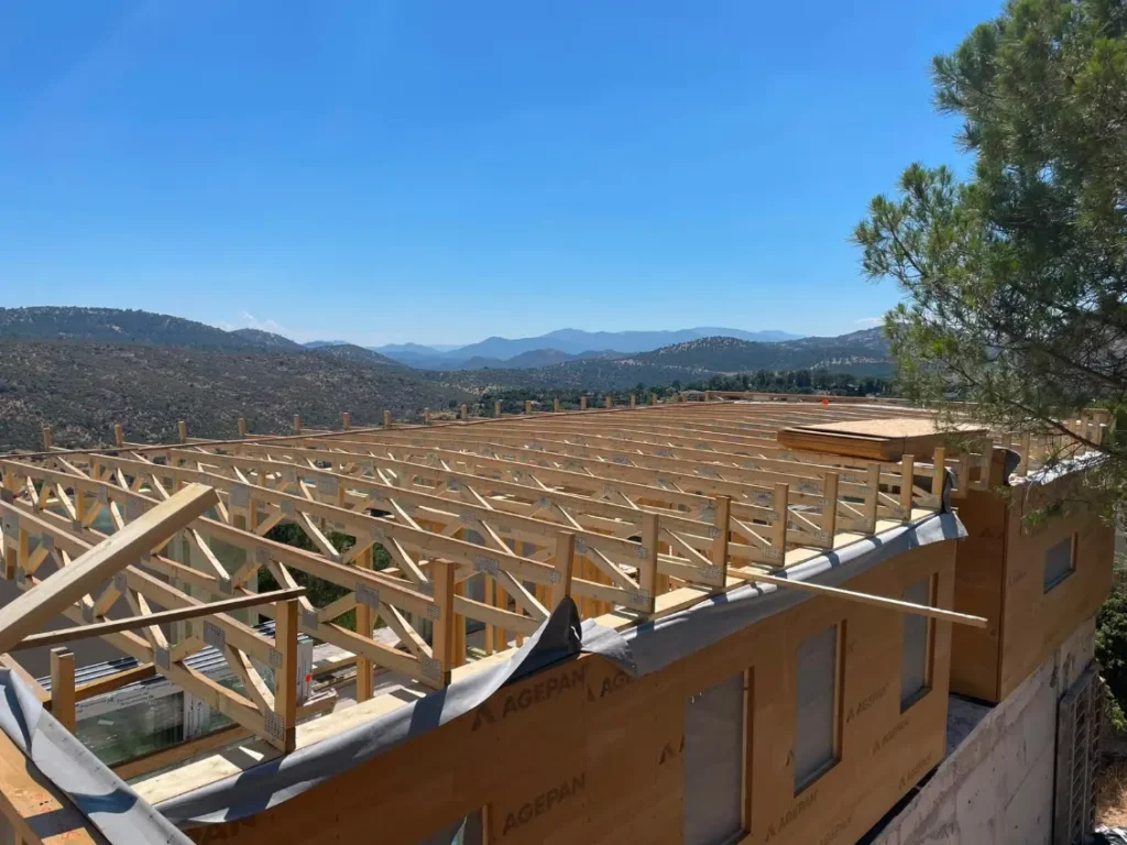 Montaje de cerchas de madera en una vivienda industrializada en la montaña - Tymfor Ingeniería & Interiorismo