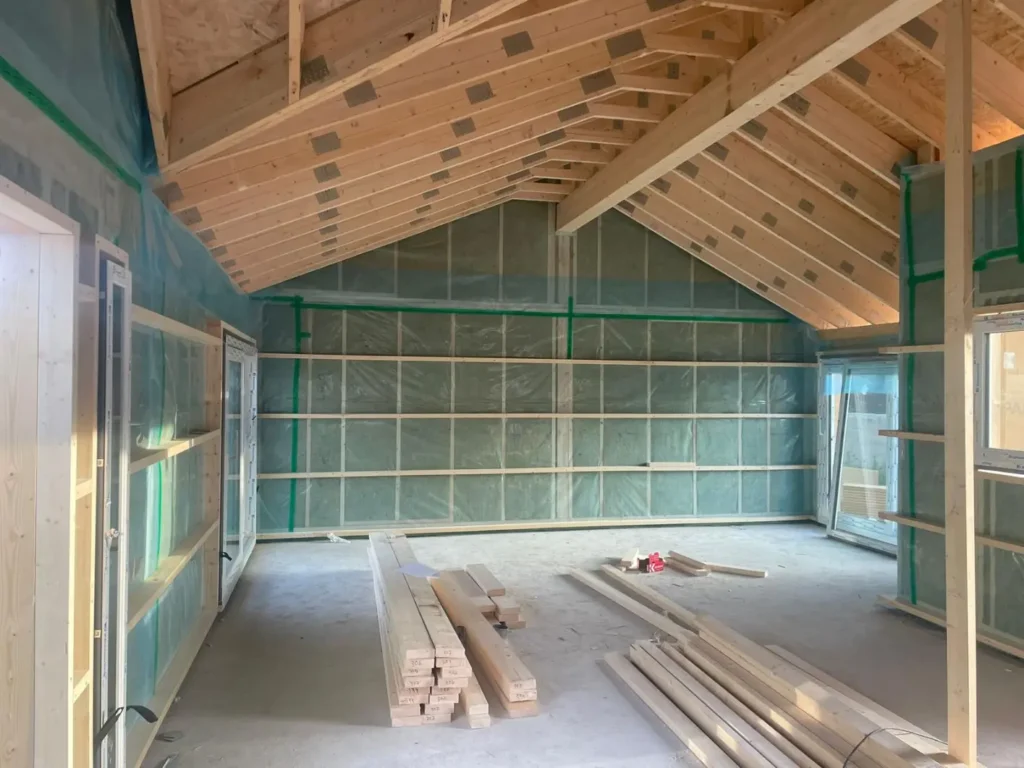 Muros portantes y cerchas prefabricadas de madera durante el montaje de una vivienda - Tymfor Ingeniería & Interiorismo