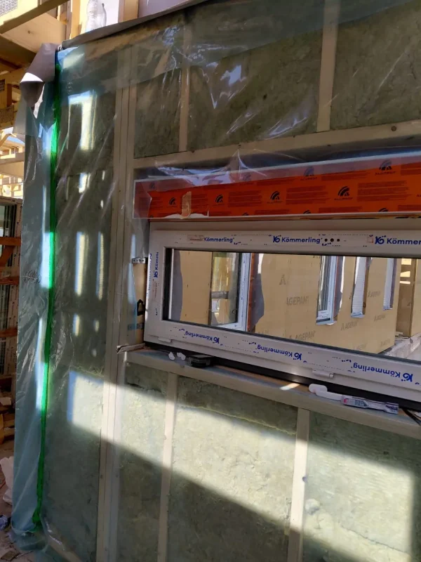 Muro aislado con lana mineral y ventana de PVC en vivienda de madera - Tymfor Ingeniería & Interiorismo