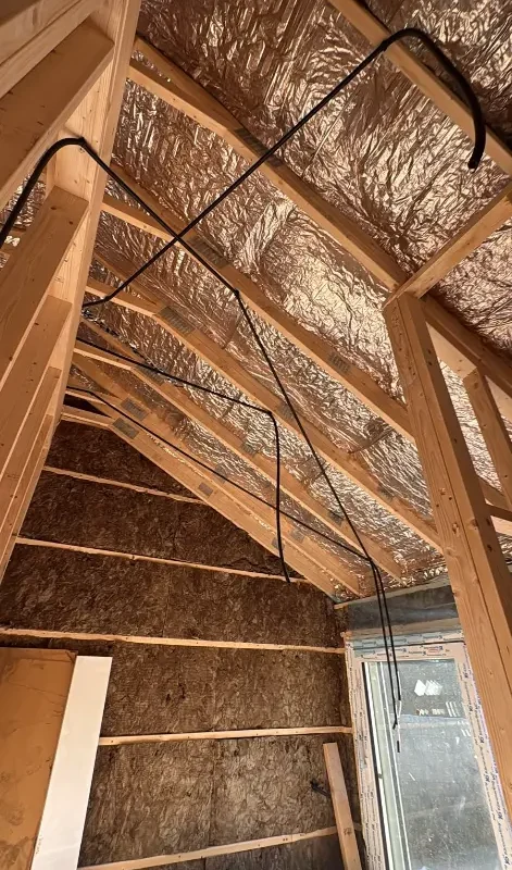 Muro aislado con lana mineral y ventana de PVC en vivienda de madera - Tymfor Ingeniería & Interiorismo
