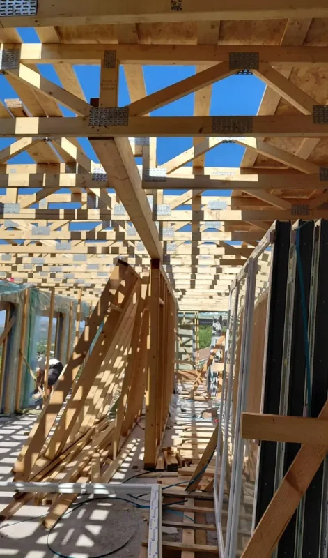 Estructura interior de vivienda con cerchas prefabricadas de madera - Tymfor Ingeniería & Interiorismo