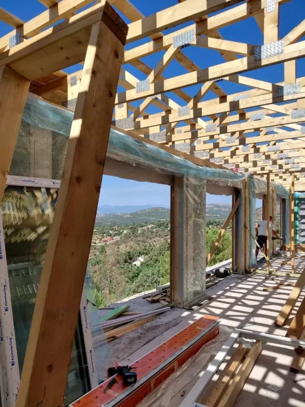 Estructura de madera de una vivienda con grandes huecos para ventanales - Tymfor Ingeniería & Interiorismo