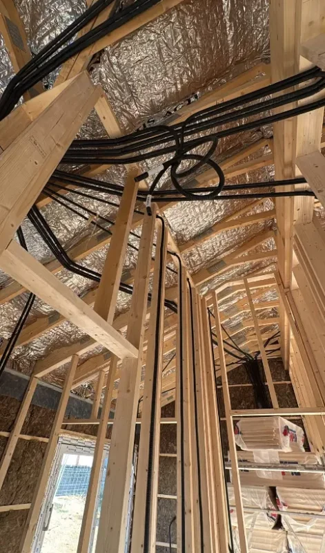 Tubos eléctricos integrados en el entramado de madera de una vivienda - Tymfor Ingeniería & Interiorismo