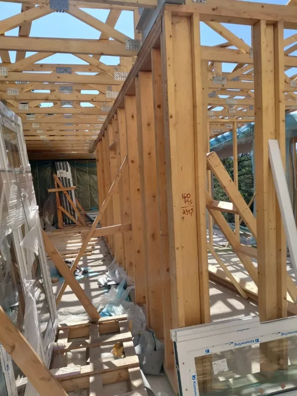 Interior de vivienda en construcción con entramado ligero de madera y cubierta inclinada - Tymfor Ingeniería & Interiorismo
