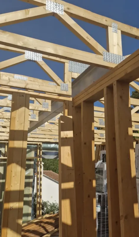 Cerchas de madera unidas con placas metálicas para la estructura de cubierta - Tymfor Ingeniería & Interiorismo