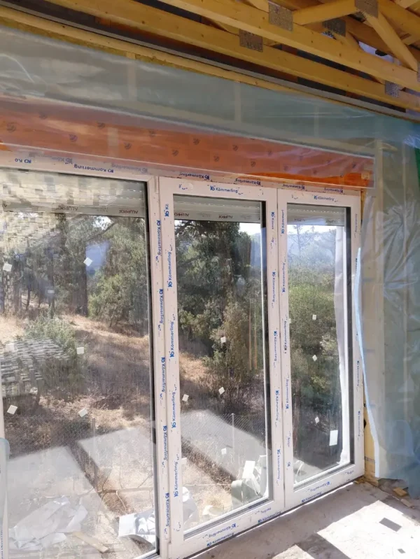 Gran ventanal de PVC instalado en un muro aislado de entramado de madera Tymfor Ingeniería & Interiorismo